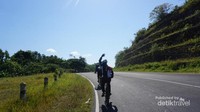 Rute menanjak beberapa ratus meter, cukup panjang dan melatih ketahanan sekaligus kesabaran diri.
