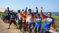 Rehat sejenak di tepian pantai, menikmati birunya air laut pantai selatan.