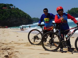 Menikmati Sisi Barat Malang dengan Bersepeda