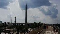 Jembatan menuju Menara Gentala Arasy