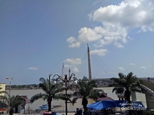 Menikmati Sore di Jembatan Pedestrian Keren di Jambi
