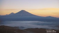 Dari Puncak Suroloyo juga terlihat Gunung Sindoro-Sumbing yang sangat gagah