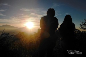 Menikmati Sunrise dan Melihat 4 Gunung dari Puncak Suroloyo Jogja
