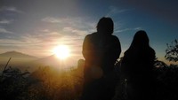 Menikmati keindahan matahari terbit dari Puncak Suroloyo