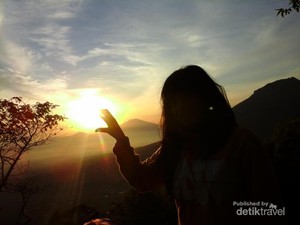 Menikmati Sunrise dari Puncak Sindoro