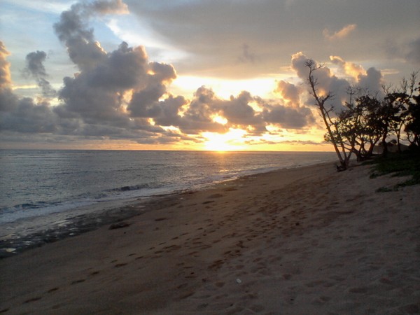 Menikmati Sunset Cantik di  Pantai  Balekambang Malang 