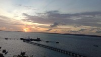 Dermaga kapal yang berada di depan kafe
