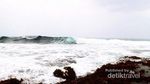 Menikmati Surfing di Teluk Dalam, Nias Selatan