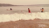 Asyiknya bermain surfing di Teluk Dalam