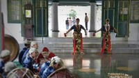 Bersiap until Tampil. Febi akan menyajikan wanda ke-4, Tari Topeng Tumenggung. Menggambarkan manusia pada tingkatan dewasa dan telah menemukan jati dirinya.