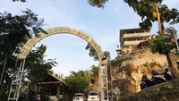 Pintu masuk dan area parkir
