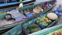 Disana banyak sekali barang atau makanan yang dijajakan antara lain soto banjar