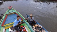 Suvenir yang dijual di pasar terapung