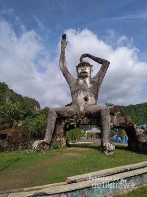 Meniti Jembatan Gantung Keren di Kerajaan Kupu-kupu