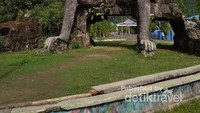 Patung Macaca Maura (Monyet putih khas Sulawesi Selatan)