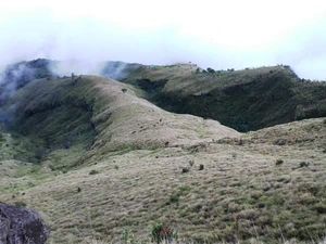 Menjajal Terjalnya Puncak Kawah Sumbing