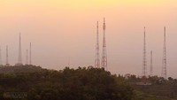 Tower-tower pemancar stasiun televisi di Desa Ngoro-oro
