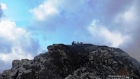 Puncak Ejayya. Ada sebuah bintang merah di puncak gugus bebatuan purba cagar budaya Bantaeng. Dari puncaknya Anda bisa melihat Bantaeng dan kaitannya hingga pemandangan turbin pembangkit listrik tenaga angin di Jeneponto.