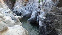 Grand Canyon Esere. Sungai jernih diapit bebatuan berwarna abu-abu