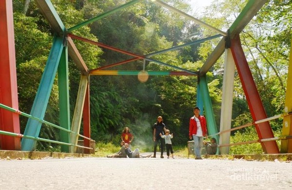 Di Jembatan Pelangi yang berlokasi di Desa Pattanateang, Tompobulu, Bantaeng