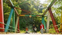 Di Jembatan Pelangi yang berlokasi di Desa Pattanateang, Tompobulu, Bantaeng