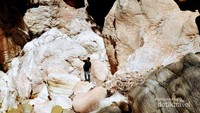 Batu-batu di sekitar gua ini memiliki ukuran yang sangat besar serta berusia sekitar ratusan tahun.