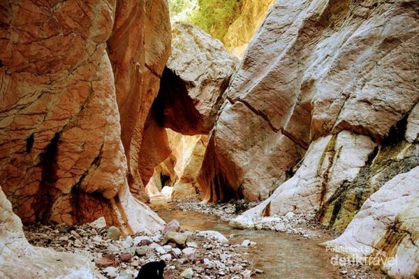 Menyusuri gua ini sambil menimati aliran sungai disepanjang gua ini akan menjadi semacam petualangan yang sangat seru.