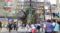 Shinsaibashi-Suji. meski toko-toko belum buka, namun sudah dibanjiri turis