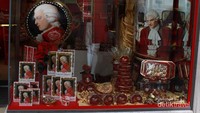 Oleh-oleh coklat dengan lukisan Mozart di bungkusnya, khas Salzburg