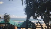 Tenda-tenda di tepi Pantai Kata.