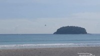 Pulau tak berpenghuni di seberang Pantai Kata.