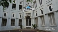 Gedung Jiwasraya terletak diseberang Gereja Blenduk, gedung berwarna putih ini dahulu digunakan oleh perusahaan milik Belanda.
