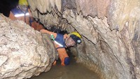 Berjalan di antara stalagtit