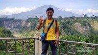Berpose dengan latar Gunung Merapi dan Ngarai Sianok