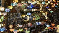 Toko yang Menjual Lampu Mozaik di Arab Street