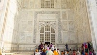 Pintu masuk menuju makam Raja Mughal dan istrinya