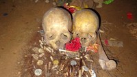 Sepasang Romeo dan Juliet di dalam Gua Londa dengan bunga,rokok,permen dan uang koin sebagai sesaji