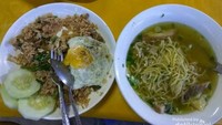 Kuliner di pasar tradisional Luang Prabang.