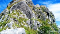 Dari puncak fatu mnanu ini kalian bisa melihat bukit-bukit yang berjejeran dengan pemandangan yang begitu mengagumkan.