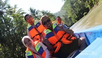 Traveler bisa menyewa perahu dengan harga Rp 50.000 dan mendapatkan life jacket.