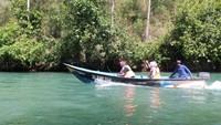 Traveler bisa menyususri sungai hingga ke muara, yaitu Pantai Ngiriboyo