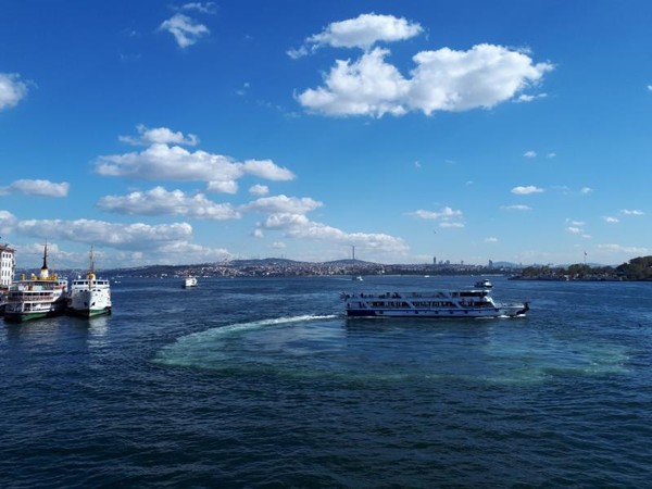 Pemandangan indah hamparan biru dari Galata Bridge