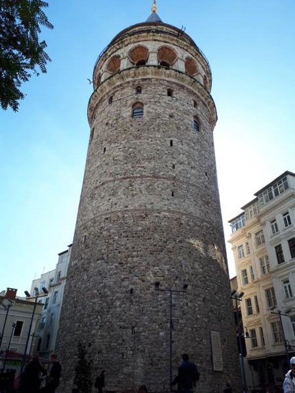 Galata tower, menara batu berbentuk silinder dengan tinggi 66 meter