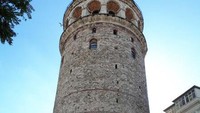 Galata tower, menara batu berbentuk silinder dengan tinggi 66 meter