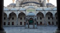 Blue Mosque, bangunan masjid yang memiliki dominan interior berwarna biru