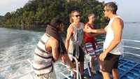 Wisatawan selancar menikmati pemandangan laut dari atas kapal cepat Padang-Mentawai (photo Adi Prima)