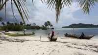 Pasir putih Pulau Awera Desa Tuapeijat, Mentawai (photo Adi Prima)