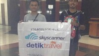 Anton spesial membuat spanduk detiktravel dan skyscannerid