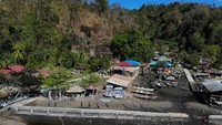 Desa Wisata Pintu Kota Kecil terletak di antara tebing. Foto dengan drone menghadap ke desa wisata Pintu Kota Kecil