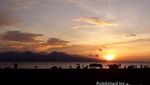 Menunggu Fajar Merona di Pantai Boom, Banyuwangi